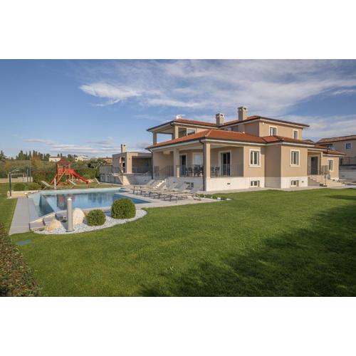 Villa Silvia for 10 people with infinity pool and large playground