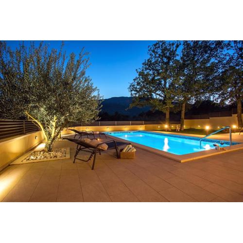 VILLA SKURA private heated pool 32m2, summer kitchen, 4 bedrooms, garden