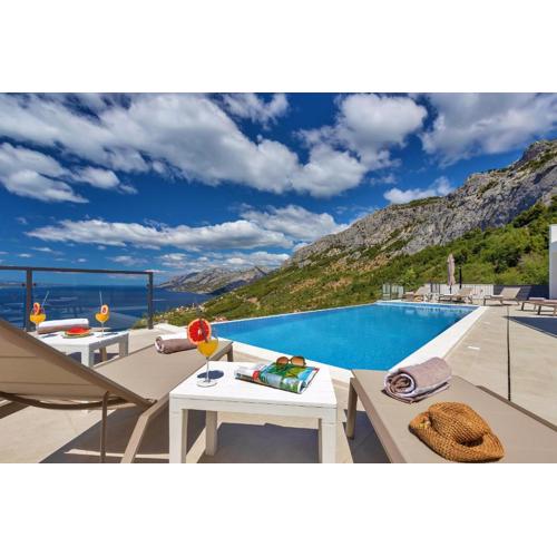 Villa Skyview mit Infinitypool und Panorama Meerblick
