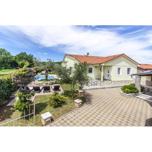 Villa Sole Istria near Pula for 7 people with jacuzzi and children playground