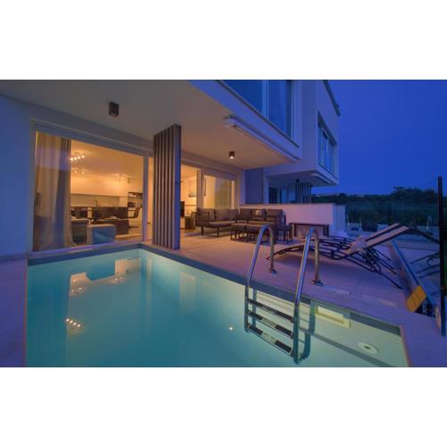 VILLA SOLIS LACUS modern Apartment - private heated pool - Smart TV Sky X - Free parking
