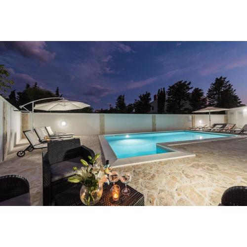 Villa Star 3. centrally located ap. with a pool