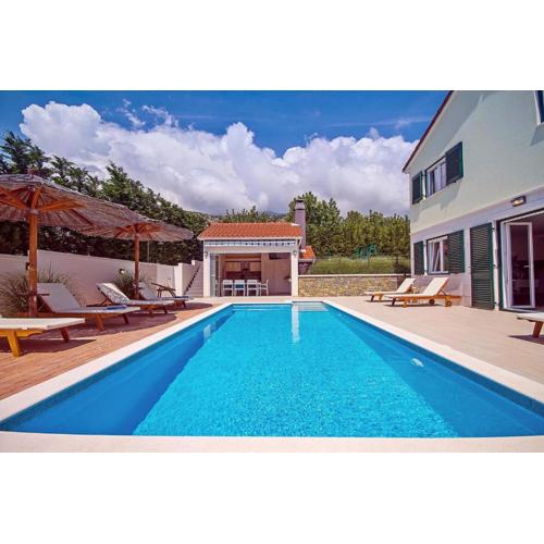 VILLA STOZAK, private heated pool, cinema room and sauna, 7 km from beach