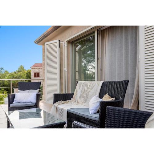 Villa Sumartin Selca, Stunning, Luxurious Frontline 7 Bedrooms Villa Amazing Sea-Views