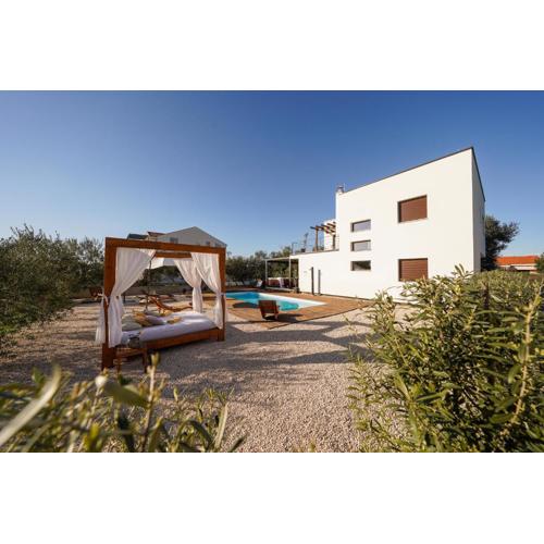 Villa Suncica with Heated Pool, Jacuzzi and Bikes near Zadar