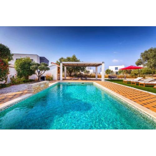 Villa Sunshine - Private Heated Pool & Sport Fields