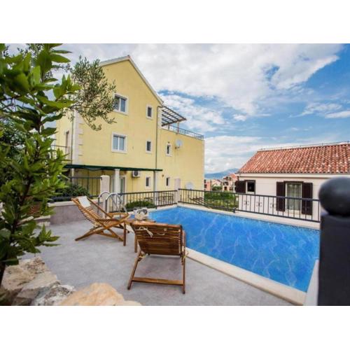 Villa Suzy Lux- Duplex Two Bedroom Villa with Swimming Pool and Sea View