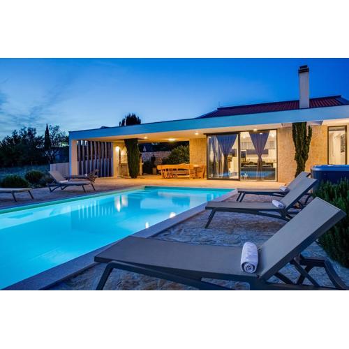Villa T, spacious with heated pool, hot tub & sauna
