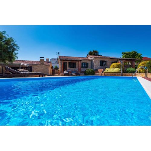Villa Tea Estate with Private Pool and Garden