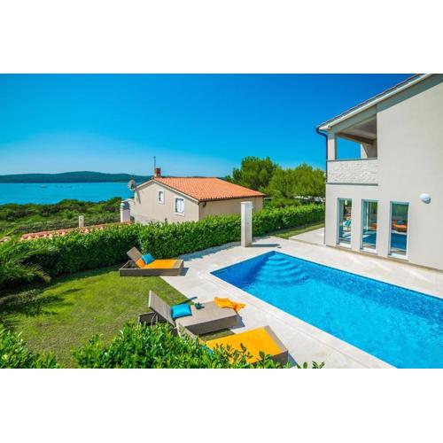 Villa Tesa in Medulin with Sea View