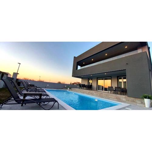 Villa Tia with heated pool & jacuzzi