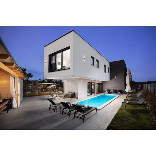 Villa Tiki in Medulin for 16 person with heated pool & spa only 1 km from the beach