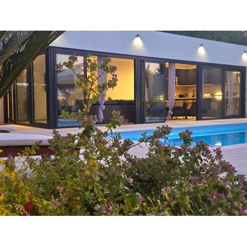 Villa TM with private heated pool, poolhouse & private garage