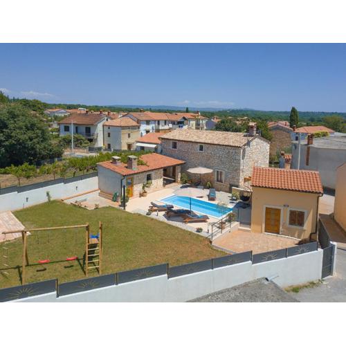Villa Tonin for 6 people near Pula with jacuzzi & children playground