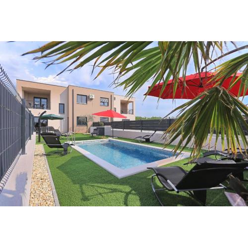 Villa Tri Palme with heated pool