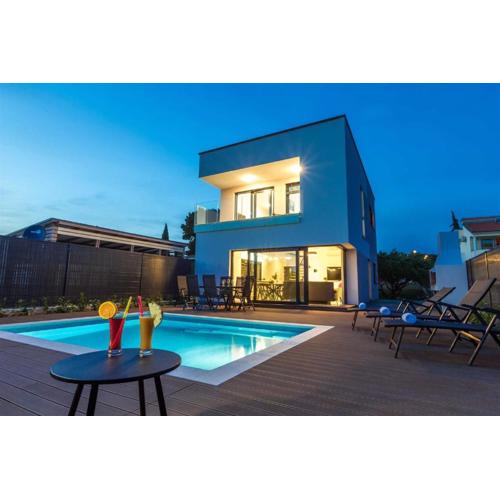 Villa Tuta with heated pool, only 150 m from the beach