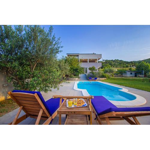Villa Ume - heated pool, sauna, volleyball court