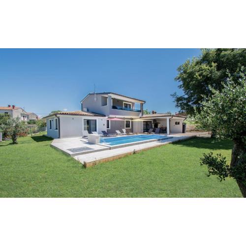 Villa Vala with a large yard near Pula