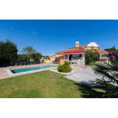 Villa VEDORNA - large luxury house with pool, wellness room with jacuzzi & sauna, game room, children\