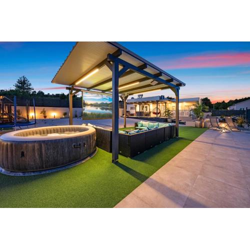 Villa VERONICA with CINEMA PROJECTOR by the HEATED POOL and JACUZZI