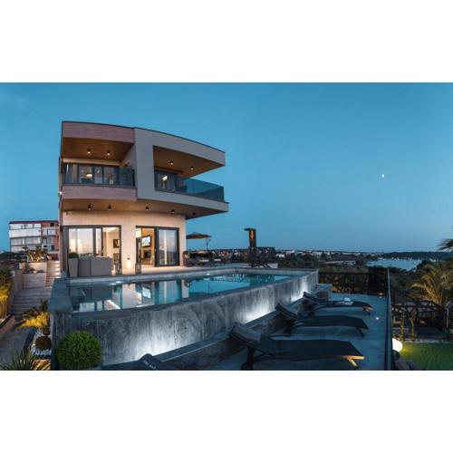 Villa Vie in Medulin for 10 people with heated pool, wellness and home cinema