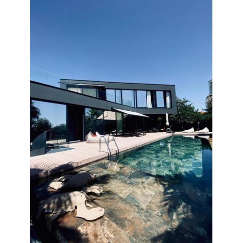 Villa Vigo - The Monolith Drop