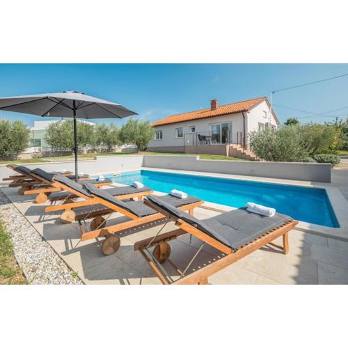 Villa Viktoria near Poreč for 6 people with play room & private pool