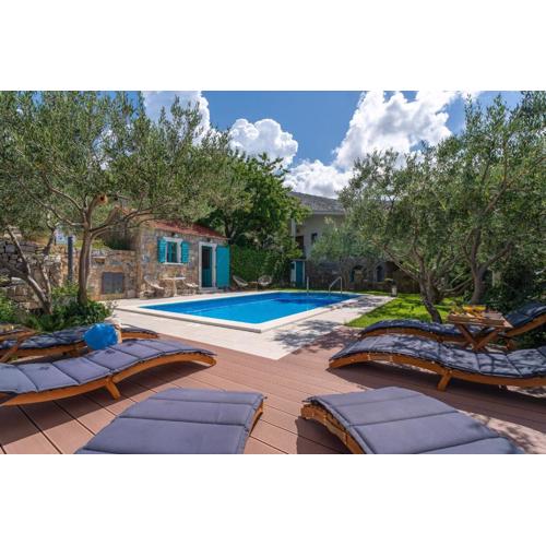 Villa Vultana with heated pool, 4 bedrooms, 3.5 bathrooms, 10 persons max