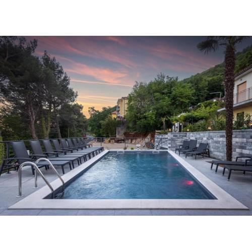 Villa with 6 Bedrooms and Heated Pool