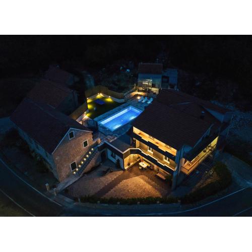 Villa with a heated private pool, parking, BBQ
