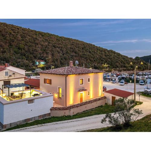 Villa with jacuzzi and roof terrace