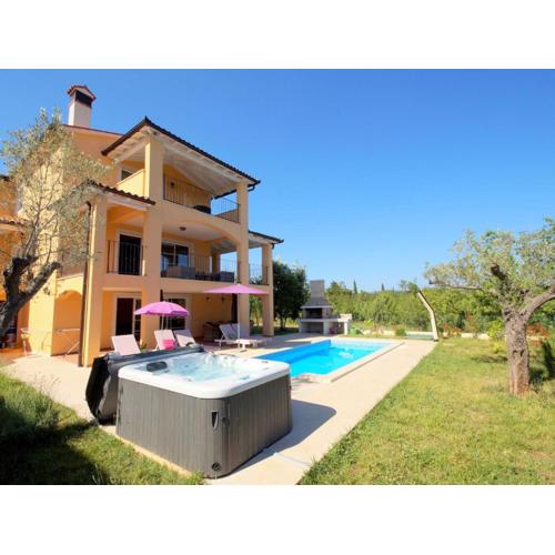 Villa with pool and fenced garden