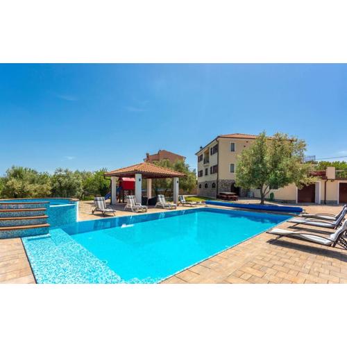 Villa With Pool, Jacuzzi, Sauna, Fitness, Playground & Wine Cellar