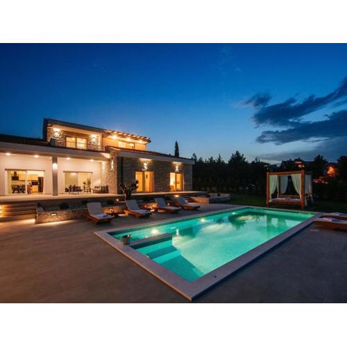 Villa with private pool and garden