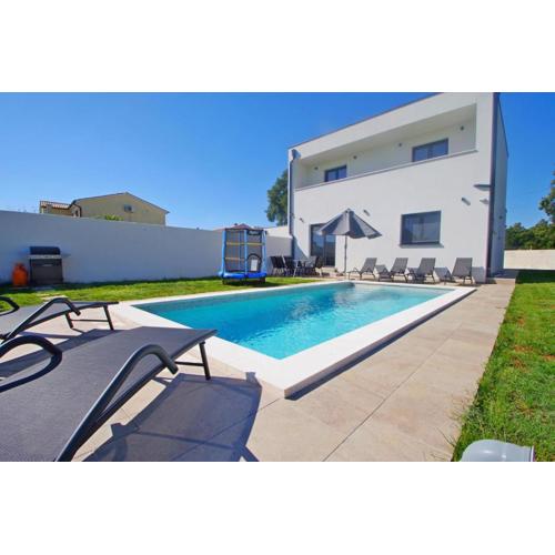 Villa with private pool in village Šišan