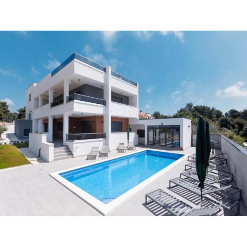 Villa with swimming pool and sea view