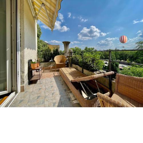 Villa with terrace overlooking the city park