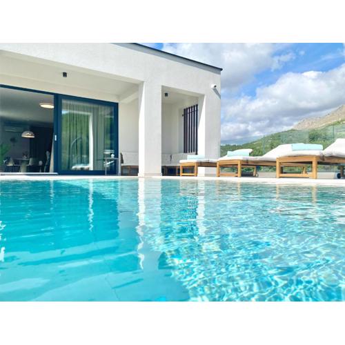 Villa Zaban with heated infinity pool and massage jets