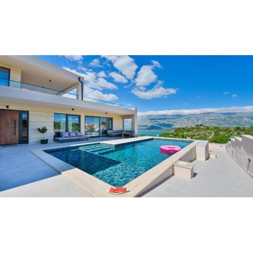 Villa Zariva with pool and panoramic mountain and