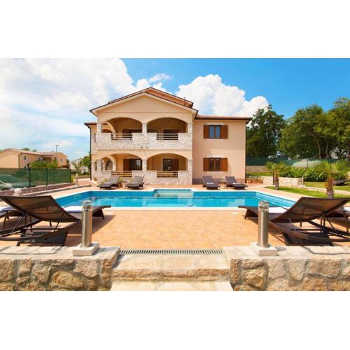 Villa Zora, beautiful modern villa in a village near the sea