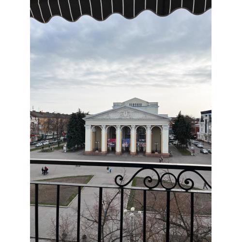 Апартаменти VIP з видом на Театр - Мережа HELEN