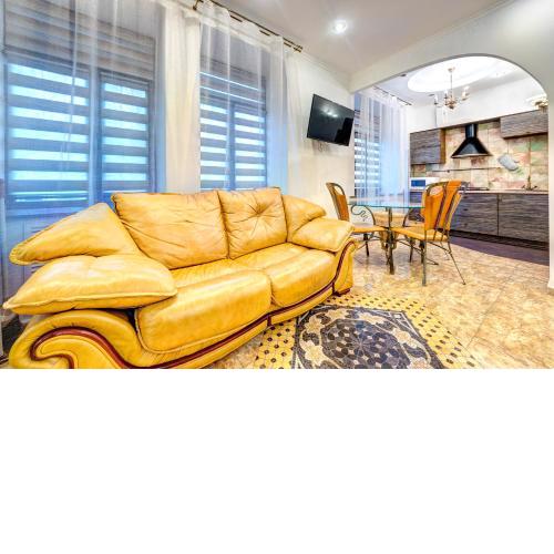 СВІТЛО! VIP Apartment in the Druzhby Narodiv metro station