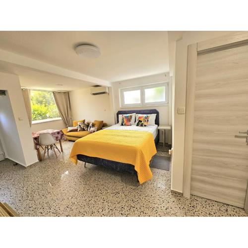Vita Studio House with Garden and Private Parking