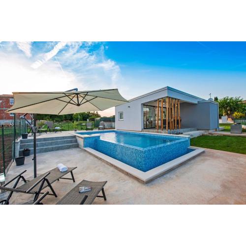 Vollständig Freistehende Designervilla Mit Infinity Pool