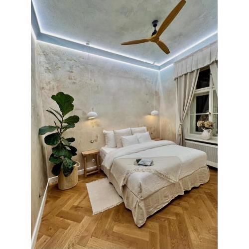 Wabi Sabi Nest w/ Garage