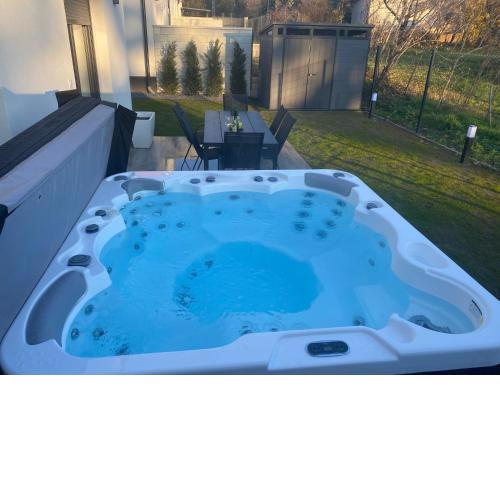 Waikiki Apartman House with Jacuzzi