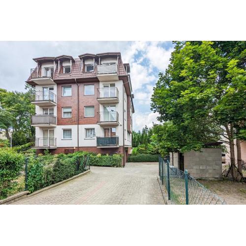 Wakacyjny Apartament z Parkingiem 500 m od Plaży by Noclegi Renters
