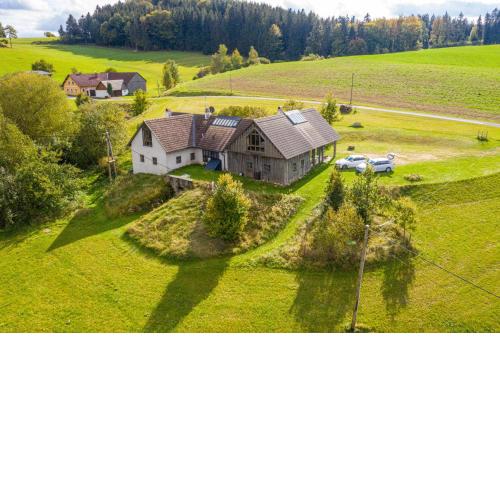 WALD-LAND-HOF Schloss Rosenau