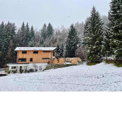 Waldblick - moderner Neubau - Self-Check-In - kein Verkehr - am Wald - 9 Minuten zum Innsbrucker Zentrum - Parkplätze vor Haustüre - 1 Terrassenwohnung mit Garten - 1 Doppelzimmer mit Garten