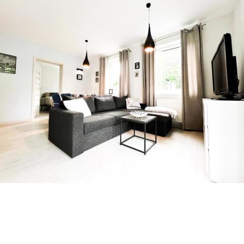 Walk to Park, Modern 2BD Kitchen! Balcony, Parking